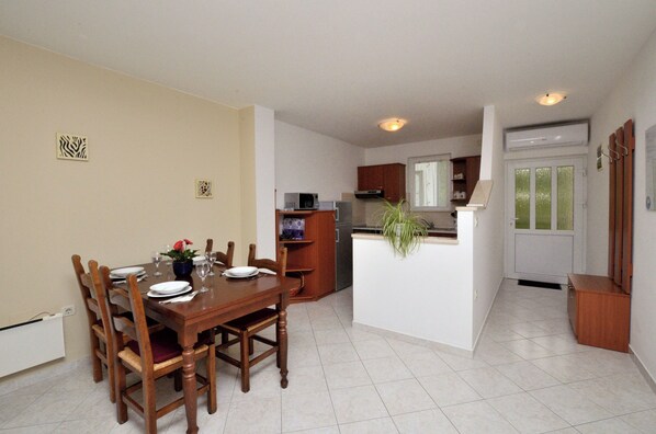 Apartment (A1) | Private kitchen | Fridge, microwave, oven, stovetop