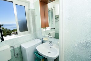Bathroom | Shower - Apartments Marijana (Opatija)