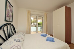 Apartment (A1) | 3 bedrooms, in-room safe, iron/ironing board, free WiFi