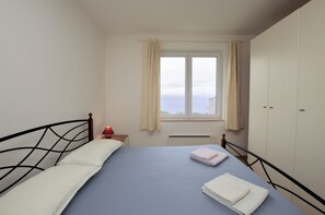 Apartment (A1) | 3 bedrooms, in-room safe, iron/ironing board, free WiFi
