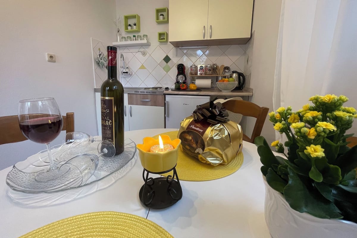 Studio (A1) | Private kitchen | Fridge, stovetop, cookware/dishes/utensils, freezer