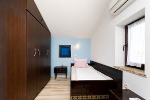 Iron/ironing board, free WiFi, bed sheets