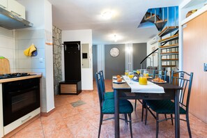 Private kitchen | Fridge, microwave, oven, stovetop