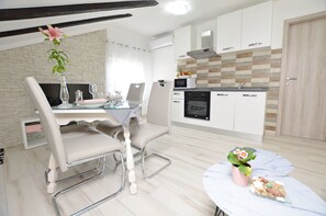 Apartment (A1) | Eigene Küche | Kühlschrank, Mikrowelle, Ofen, Herdplatte
