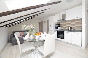 Appartement (A2) | Privékeuken | Een koelkast, een microgolfoven, een oven, een kookplaat