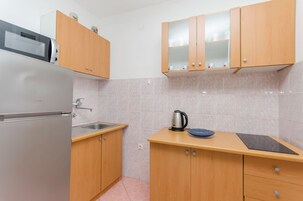 Apartamento (A1) | Cocina privada | Frigorífico, microondas, placa de cocina y máquina de café espresso