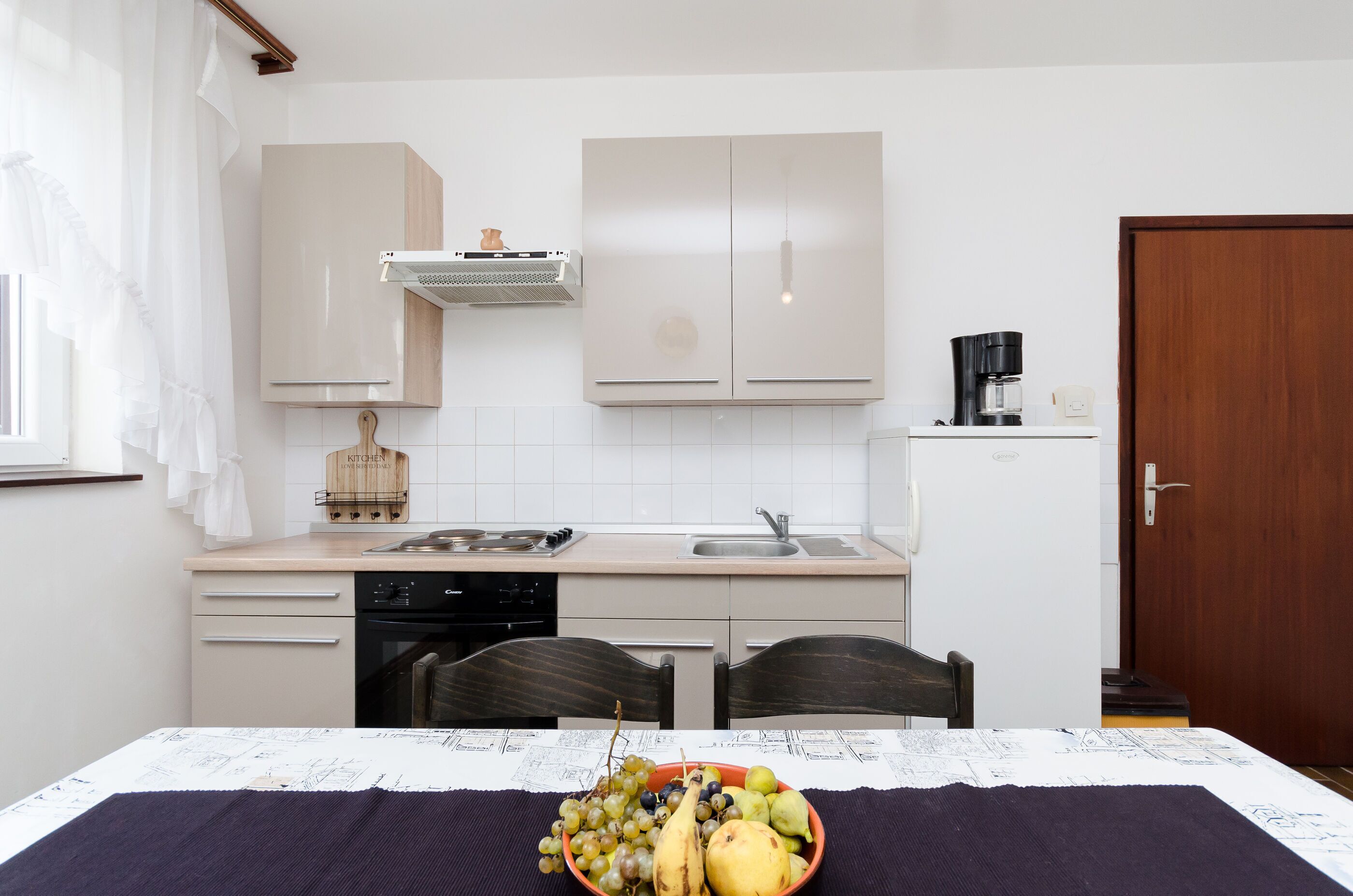 専用キッチン | 冷蔵庫、オーブン、コンロ、調理器具と食器