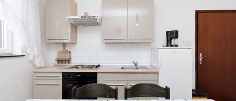 専用キッチン | 冷蔵庫、オーブン、コンロ、調理器具と食器