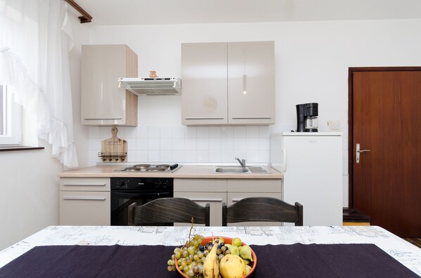 Cuisine privée | Réfrigérateur, un four, surface de cuisson, vaisselle et ustensiles