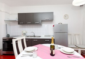Private kitchen | Fridge, oven, stovetop, cookware/dishes/utensils