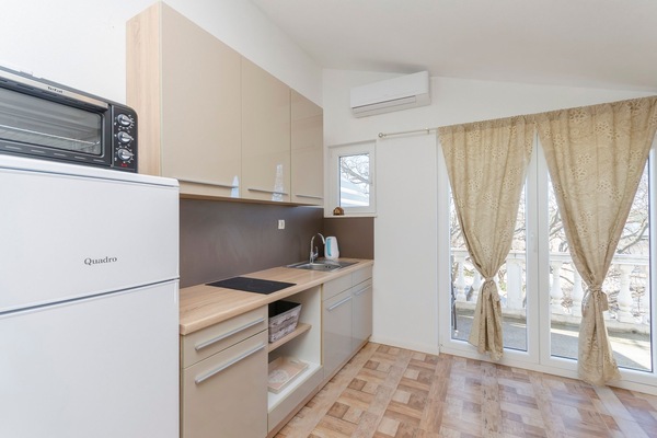 Private kitchen | Fridge, microwave, stovetop, electric kettle