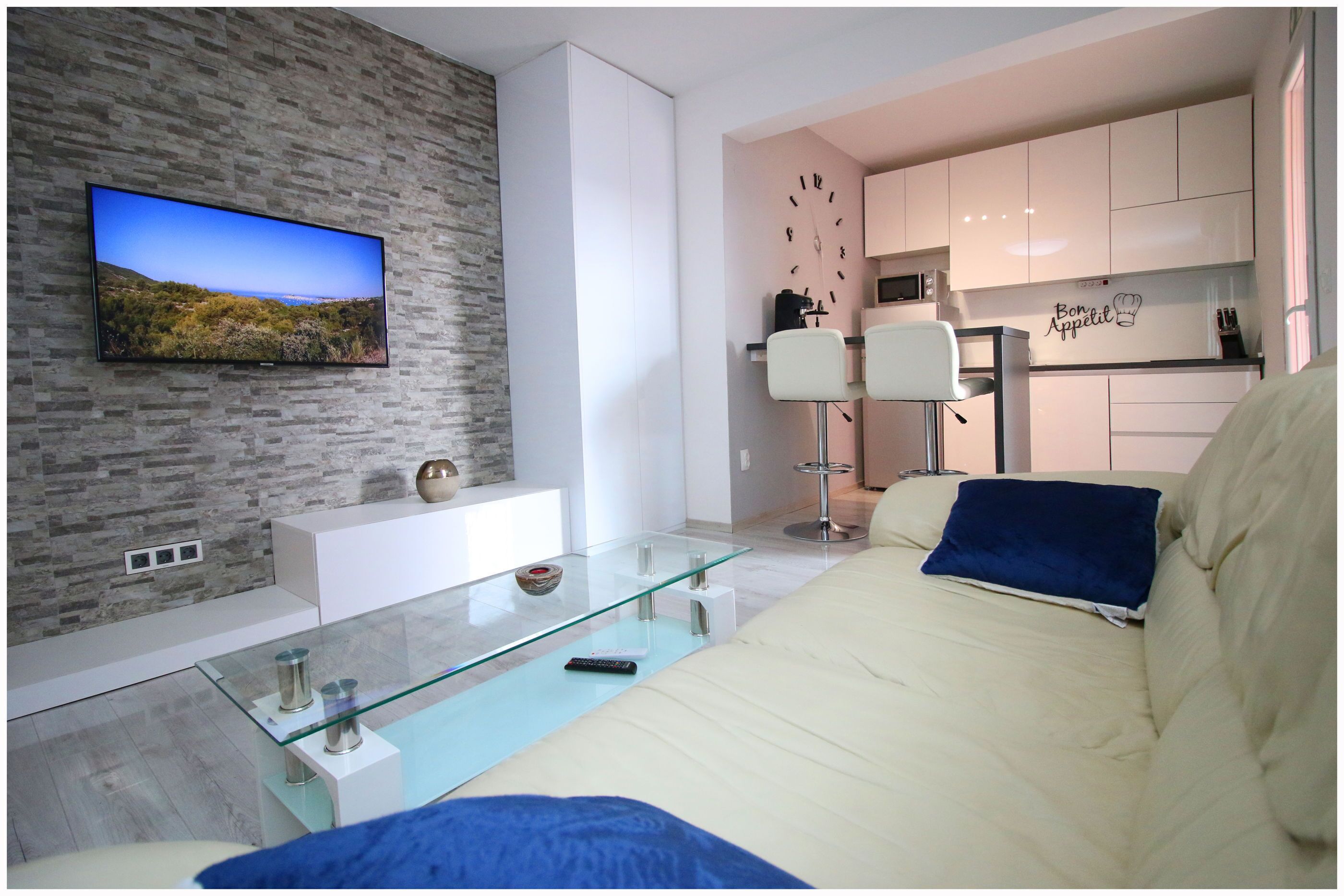 Studio (A1) | Wohnzimmer | Fernseher