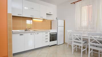 Appartement (A2) | Cuisine privée | Réfrigérateur, micro-ondes, plaque de cuisson, lave-vaisselle