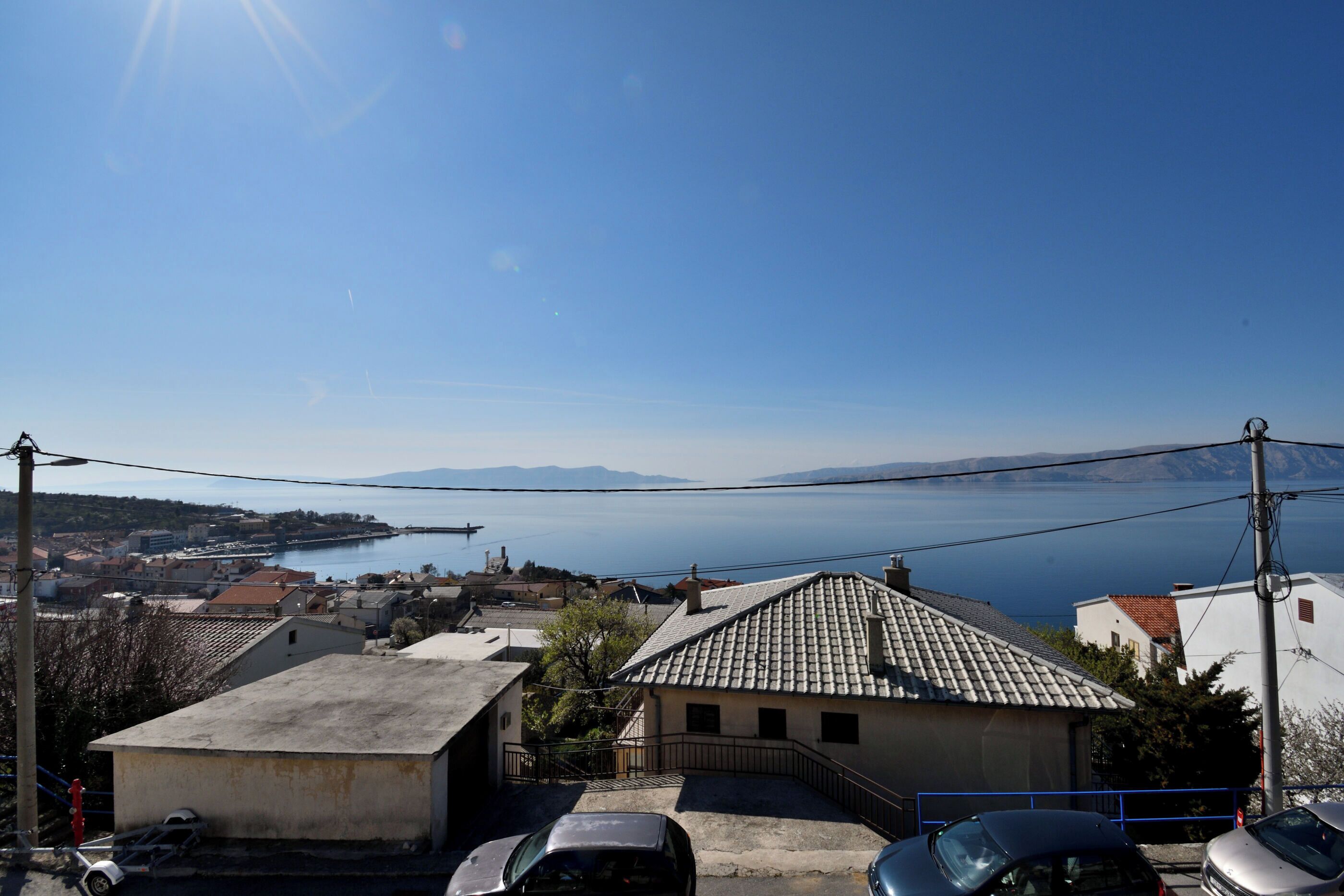 Un pueblo costero con edificios, cielo despejado y vista al mar.