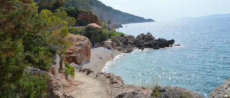 Una spiaggia nelle vicinanze