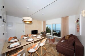 Apartment (A2) | Dining
