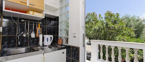 Private kitchen | Fridge, stovetop, coffee/tea maker