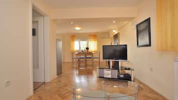 Appartement (A1) | Woonkamer | Een televisie