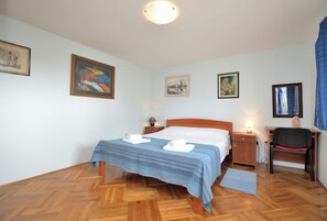 1 habitación, tabla de planchar con plancha, wifi gratis y ropa de cama 