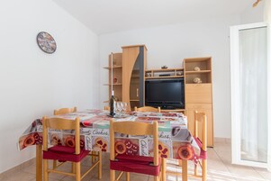 apartman (A2) | Nappali | Tévé