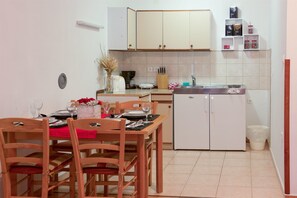 Privat køkken | Køleskab, kogeplade, espressomaskine, køkkentøj/tallerkener/redskaber