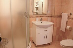 Bathroom | Bathtub - Apartments Marijana (Senj)