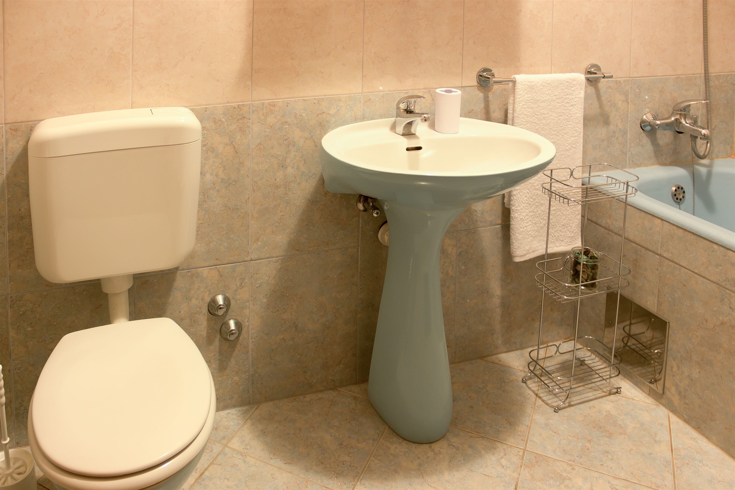 A bathroom with a toilet, sink, and bathtub.