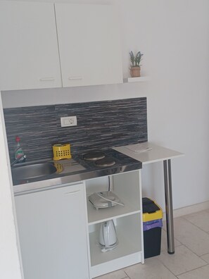 Studio (A2) | Private kitchen | Fridge, oven, stovetop, dishwasher - Apartments Brulo (Rogoznica)