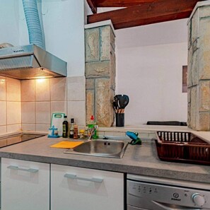 Căn hộ (A1) | Bếp riêng | Tủ lạnh, lò vi sóng, lò nướng, bếp nấu 