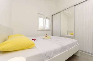 Iron/ironing board, free WiFi, bed sheets