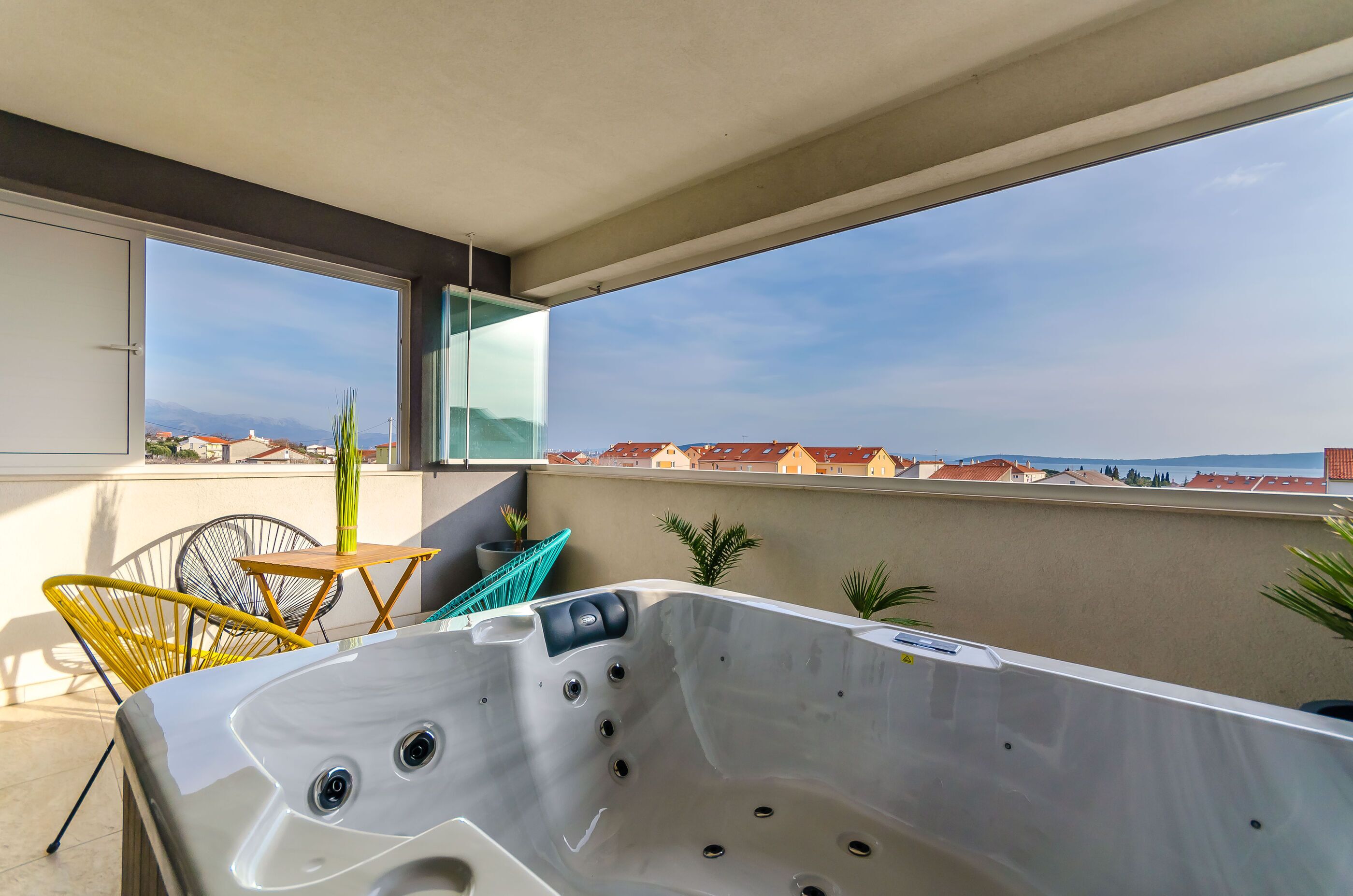 Room (S1) | Outdoor spa tub