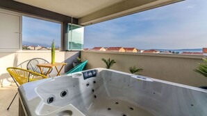 Outdoor spa tub - Apartments and Room Gabriels Paradise (Kastel Luksic)
