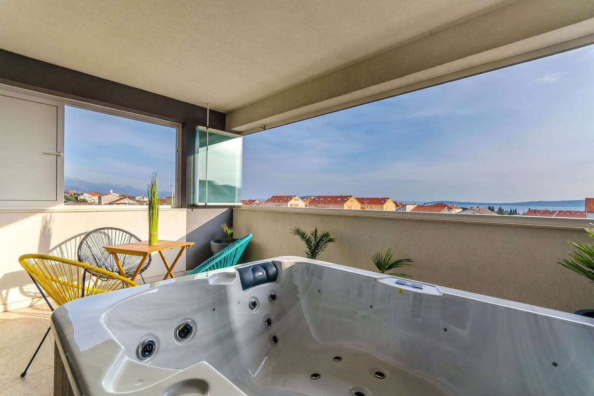 Room (S1) | Outdoor spa tub