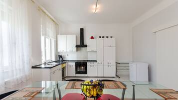 Cuisine privée | Réfrigérateur, four, plaque de cuisson, machine à expresso