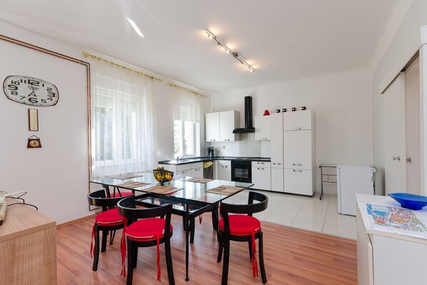 Private kitchen | Fridge, oven, stovetop, espresso maker
