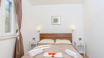 Iron/ironing board, free WiFi, bed sheets