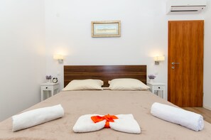 Iron/ironing board, free WiFi, bed sheets