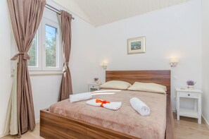 Iron/ironing board, free WiFi, bed sheets