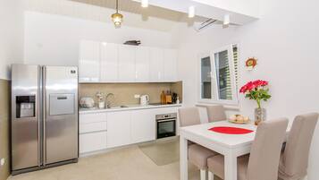 Private kitchen | Fridge, oven, stovetop, dishwasher