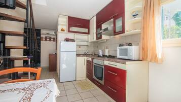Private kitchen | Fridge, microwave, oven, stovetop