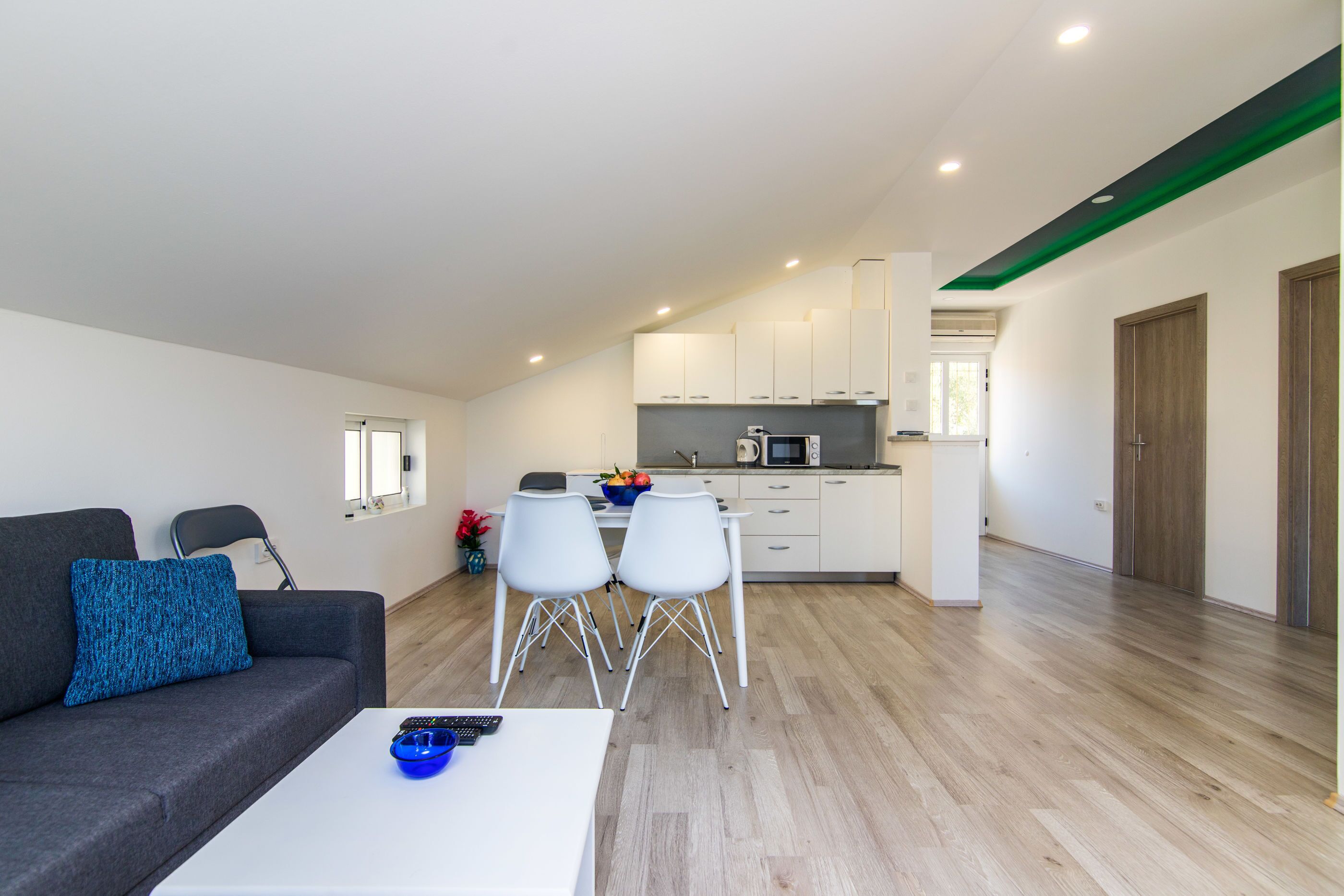 Private kitchen | Fridge, microwave, stovetop, electric kettle