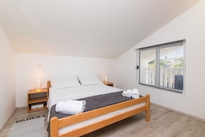 Iron/ironing board, free WiFi, bed sheets
