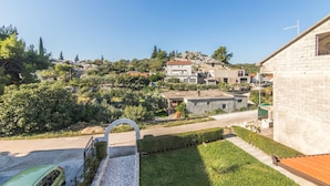 A residential area with houses, a paved road, and a clear sky. - Apartment Loro (Ploce)