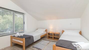 Iron/ironing board, free WiFi, bed sheets