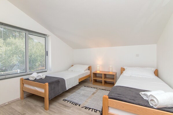 Iron/ironing board, free WiFi, bed sheets