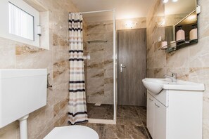 Baño | Regadera y secadora de cabello 