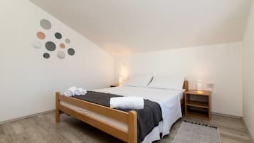 Iron/ironing board, free WiFi, bed sheets