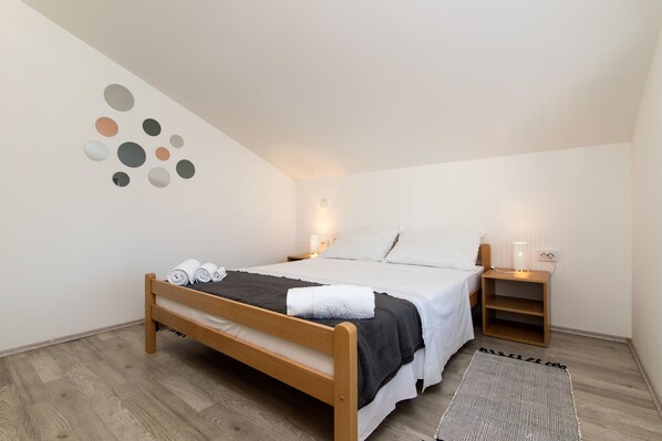 Iron/ironing board, free WiFi, bed sheets