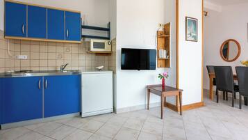 Apartment (A1) | Eigene Küche | Kühlschrank, Mikrowelle, Herdplatte, Espressomaschine