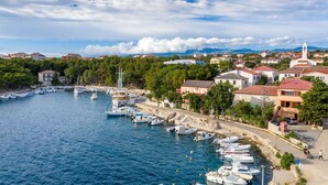 A coastal town with a marina, houses, and a church. - Apartments Olive i Lavender (Mandre)